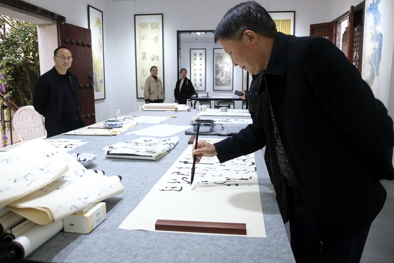 房縣政協(xié)書畫院正式對(duì)外開放 展覽展示服務(wù)助力文化惠民